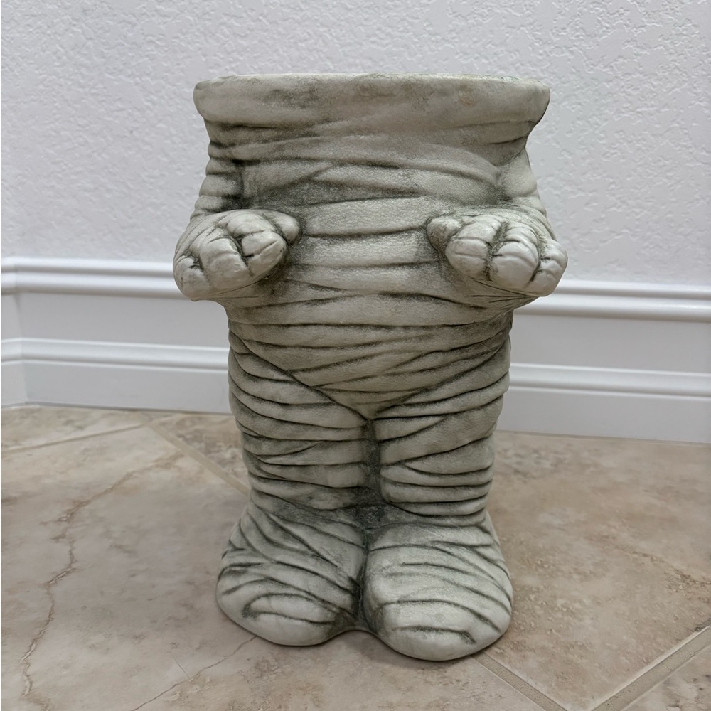 Mummy-Themed Gray and White Pumpkin Stand